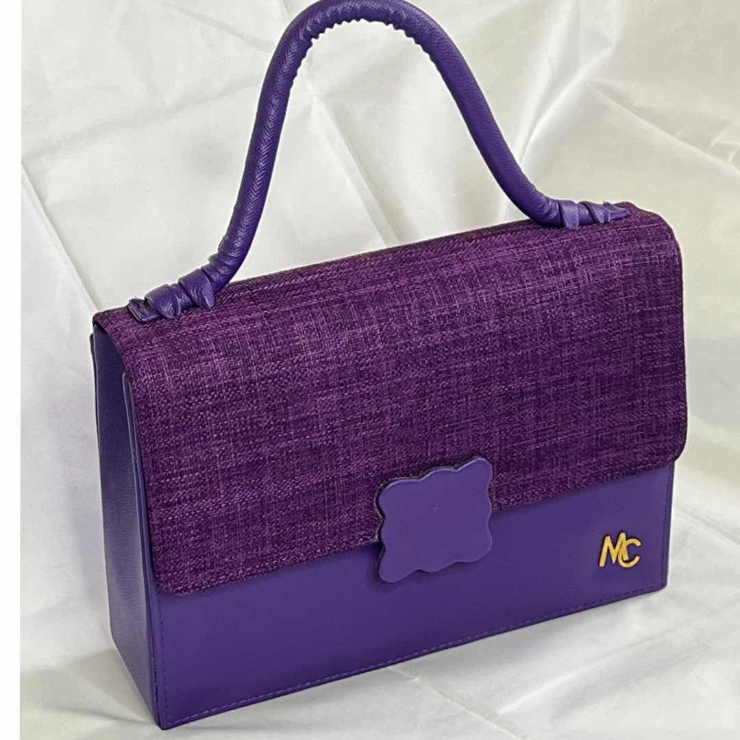 Sac à bandoulière cuir femme marron élégant avec fleur, format quotidien