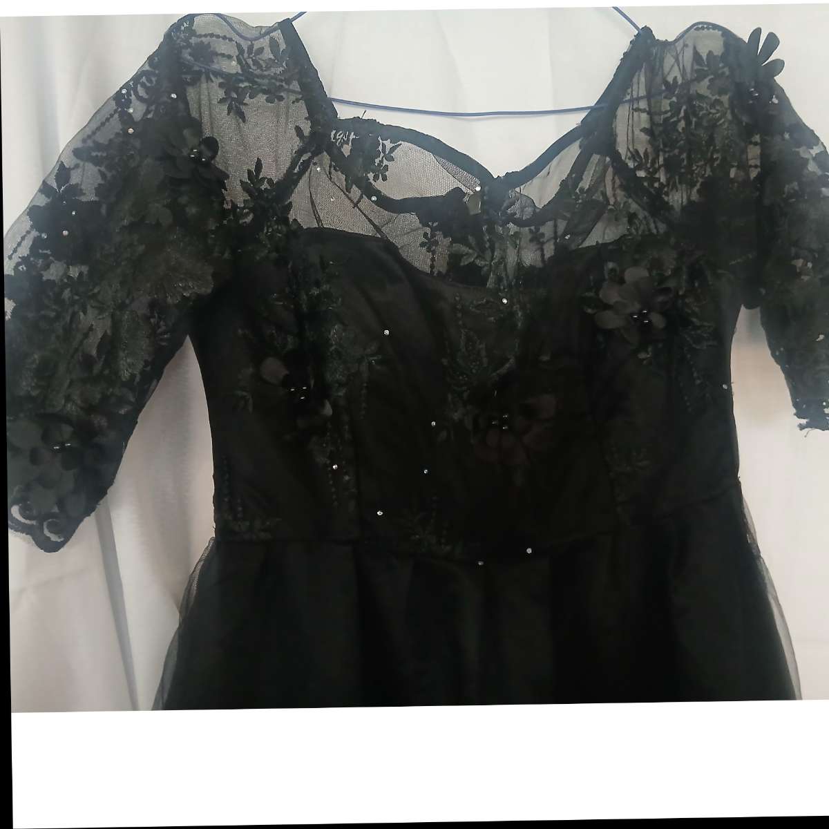 Robe soirée noire sequins longue tulle élégante, chic et brillante femme