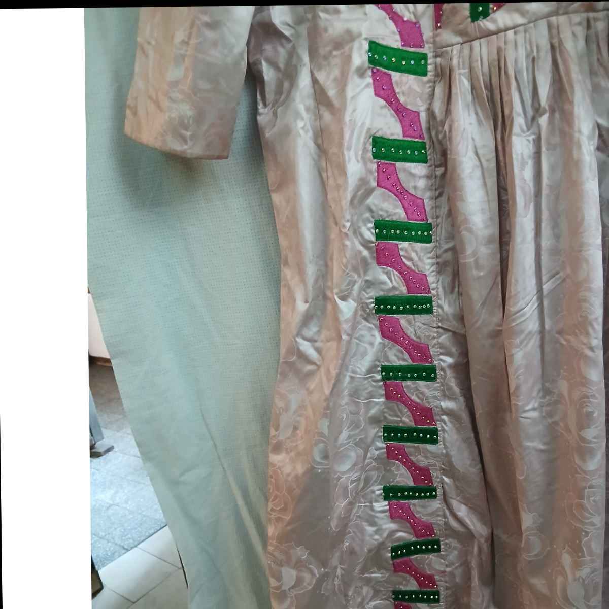 Robe Geztner rose broderies, longue satinée, élégante cérémonie femme