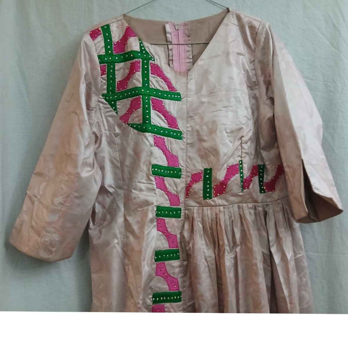 Robe Geztner rose broderies, longue satinée, élégante cérémonie femme
