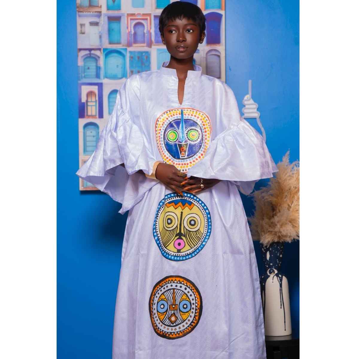 Boubou femme peint à la main robe africaine blanche élégante et chic