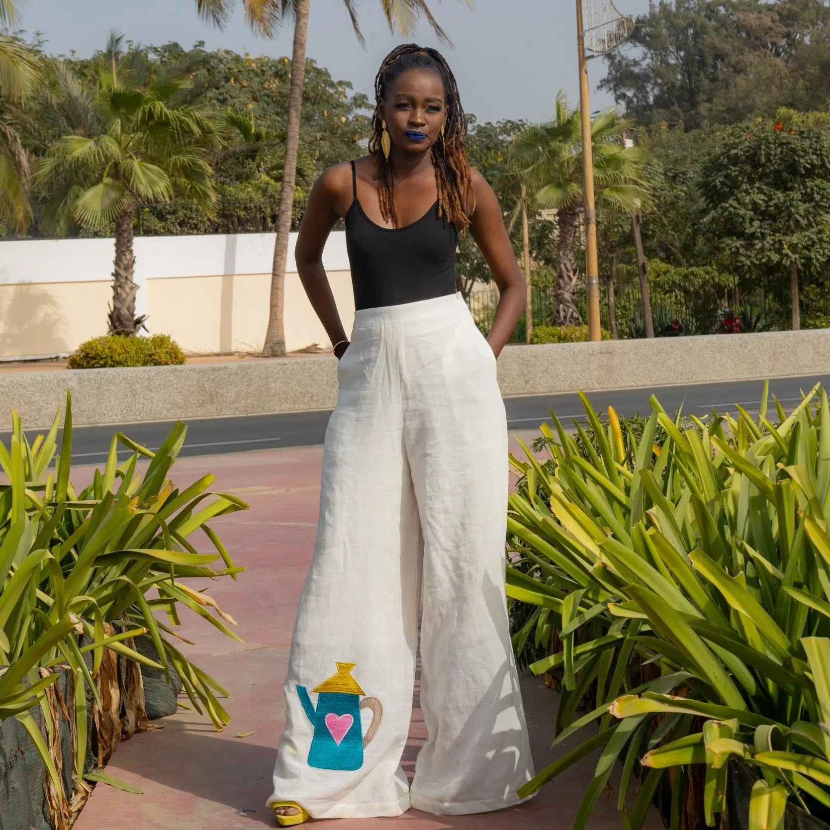 Pantalon large en lin blanc brodé