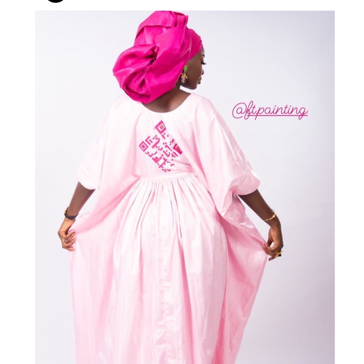 Tenue bazin rose femme avec peinture main et foulard