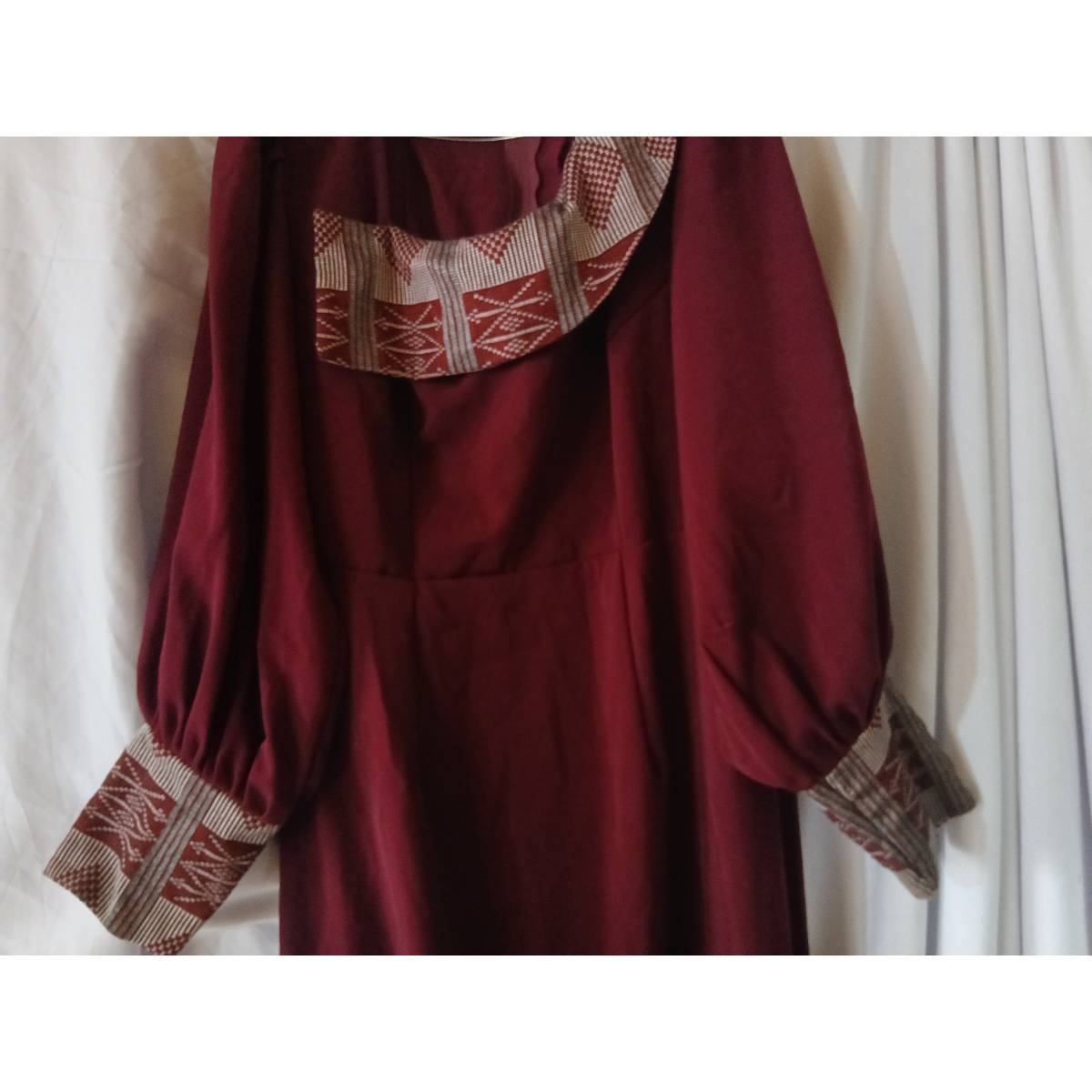 Robe soie Guerlain rouge bordeau élégante avec pagne tissé, soirée ou mariage