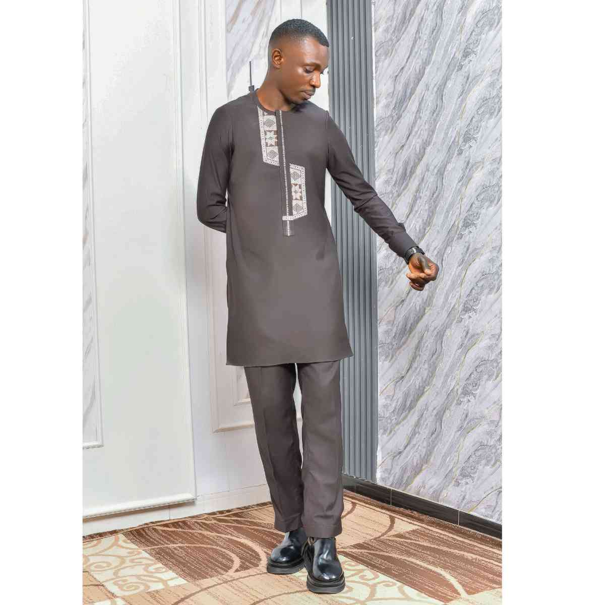 Pantalon homme élégant taupe coupe droite, chic et confortable