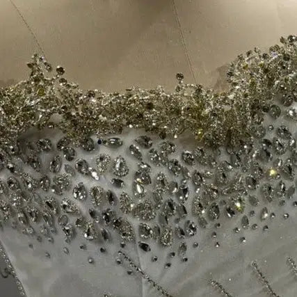 Robe princesse mariage blanc luxe, tulle et cristaux, jupe volumineuse élégante