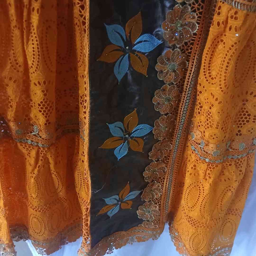 Robe bazin femme marron brodée bleu et orange, élégante et chic