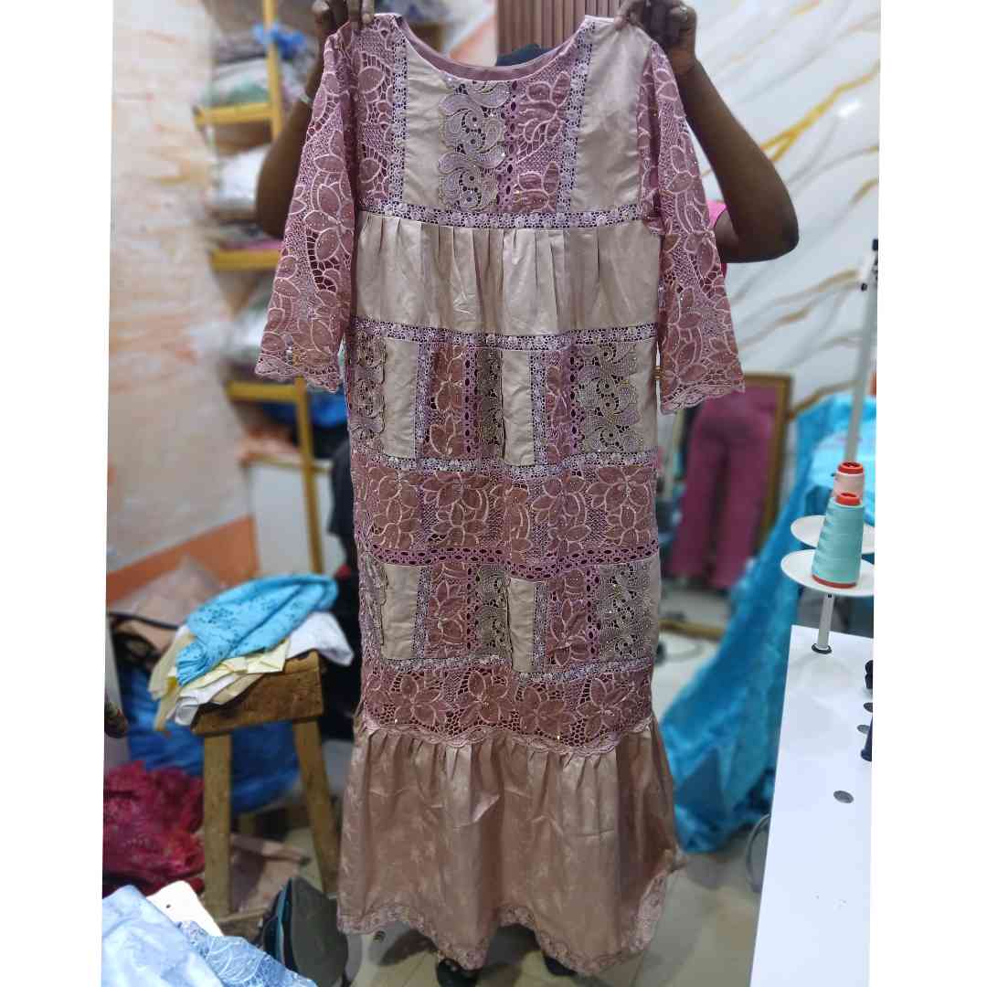 Robe dentelle champagne rose saumon élégance irrésistible