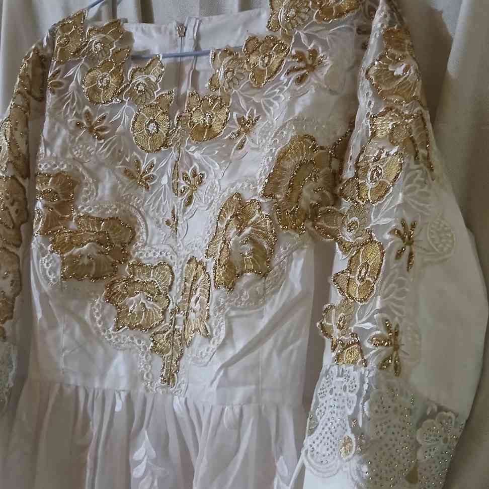 Ensemble marinière pagne femme chic Geztner et voile suisse, broderie dorée