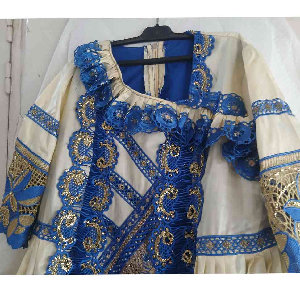 Robe bazin femme élégante brodée dorée, ample, cérémonie africaine