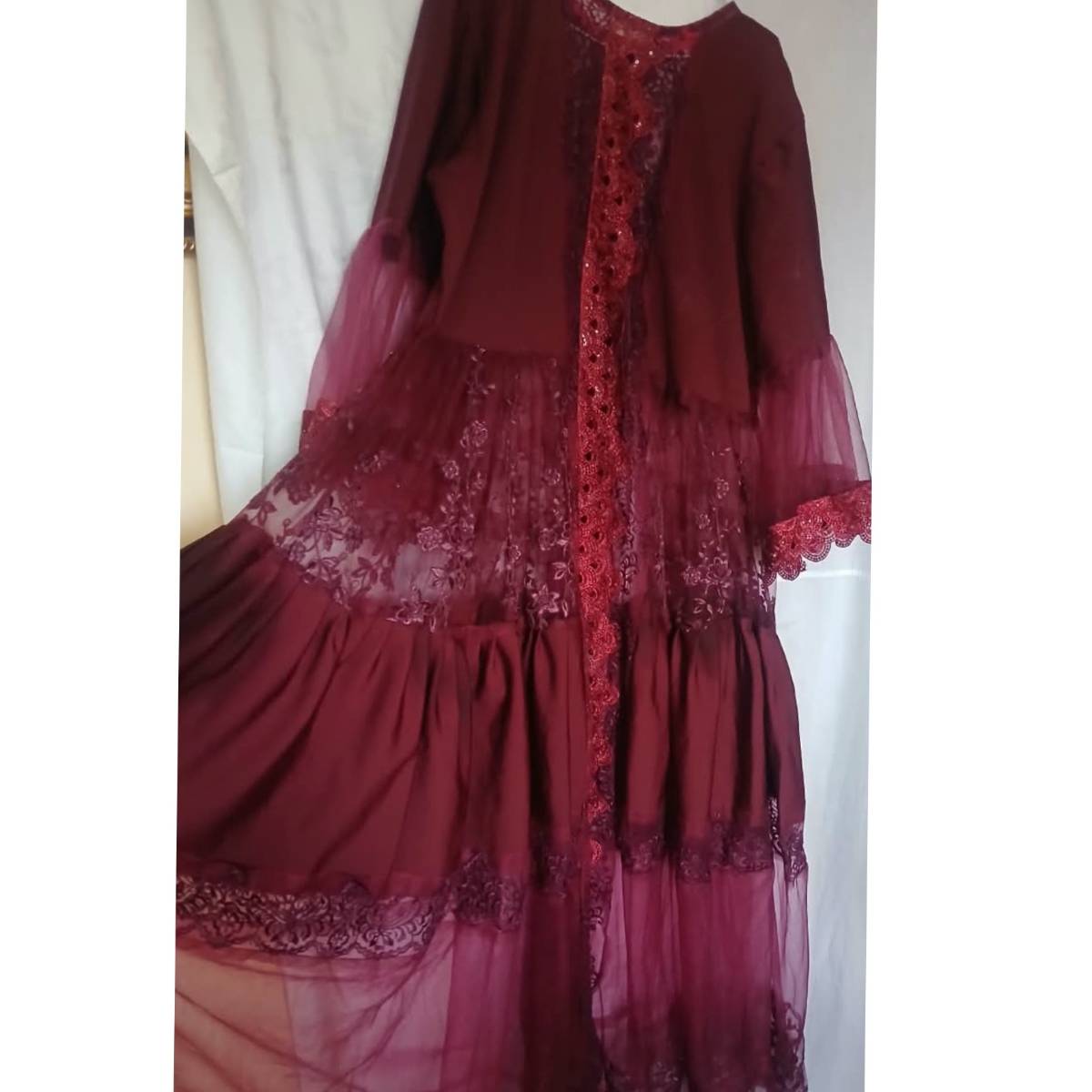 Robe femme en lycra et dentelle avec garnitures