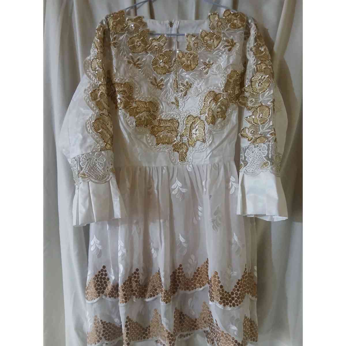 Ensemble marinière pagne femme chic Geztner et voile suisse, broderie dorée