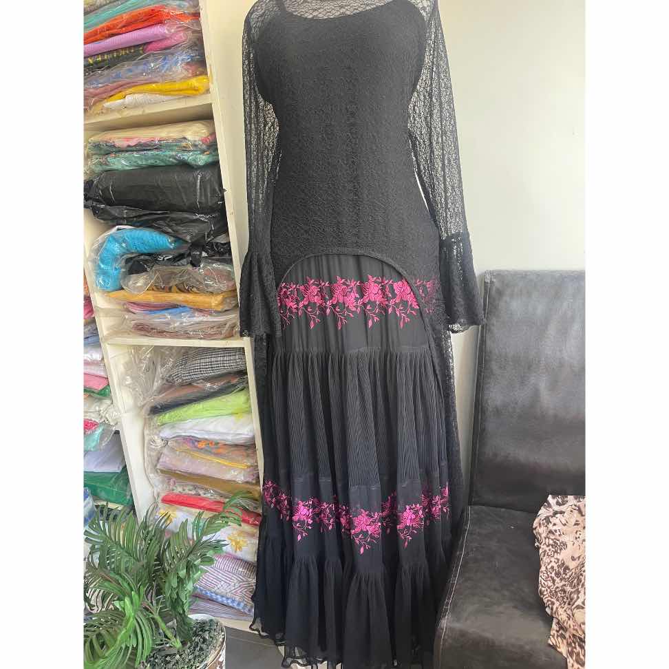 Robe longue dentelle noire femme élégante, broderies florales et manches longues