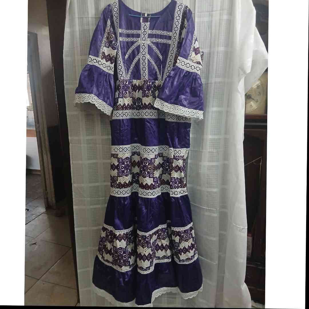 Robe wax geztner brodée mauve et blanche, élégante femme grande taille