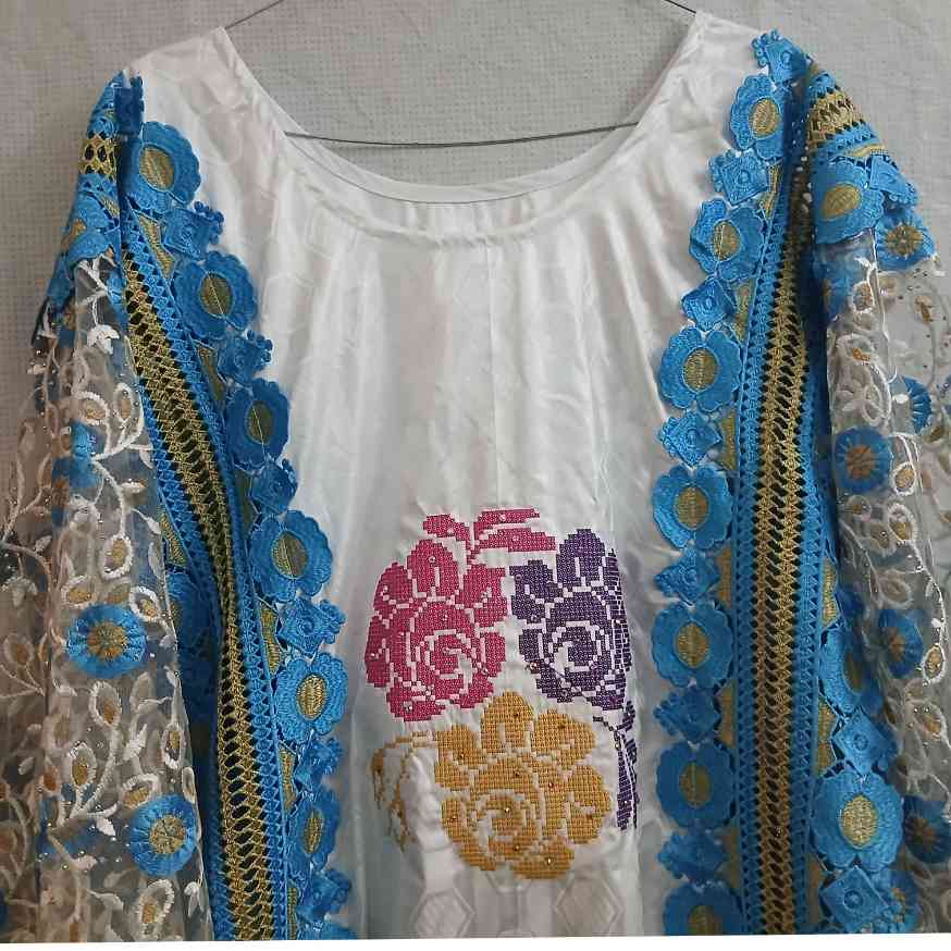 Boubou blanc femme brodé bleu turquoise, robe élégante de mariage ethnique