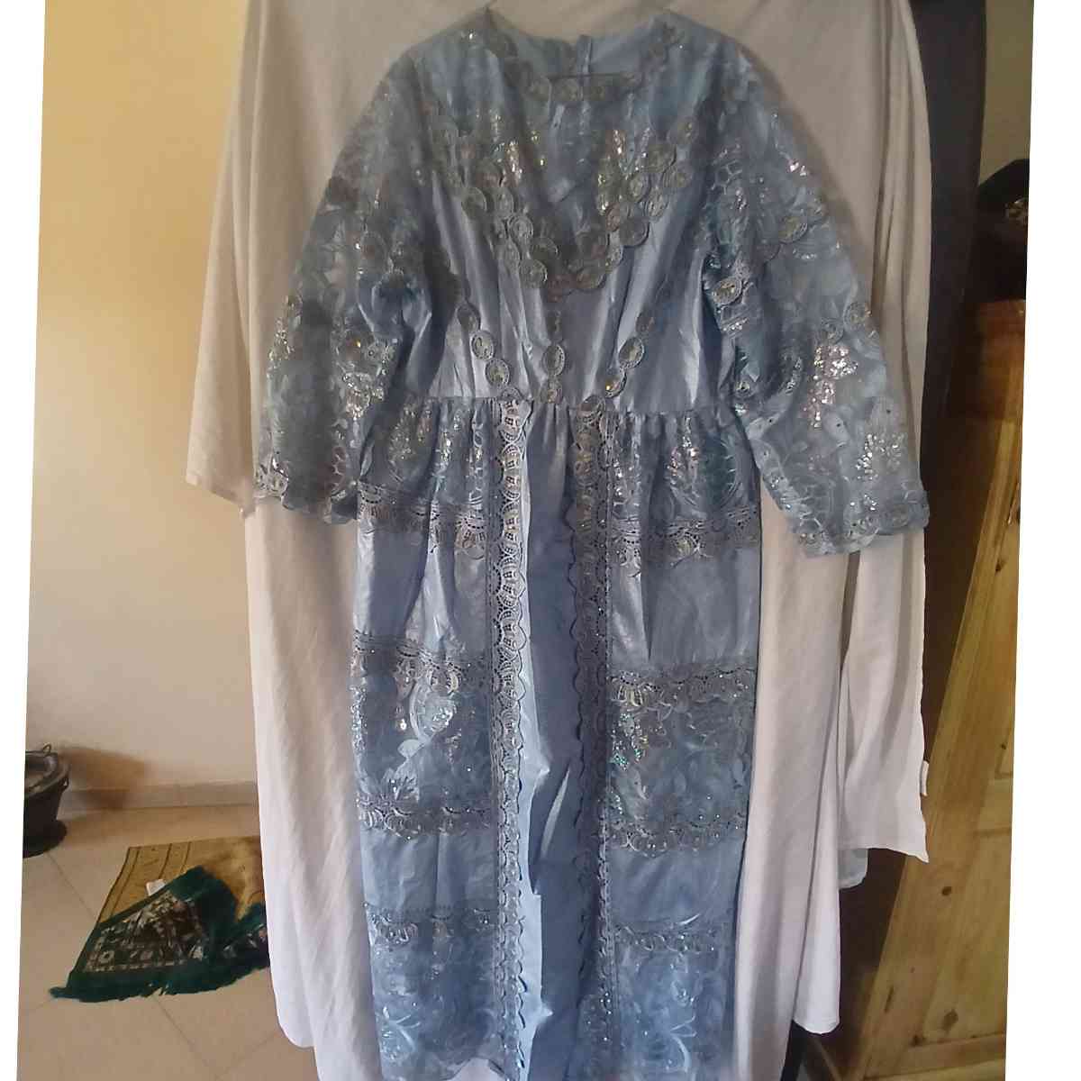 Robe bleue bazin avec dentelle pour un style élégant et unique