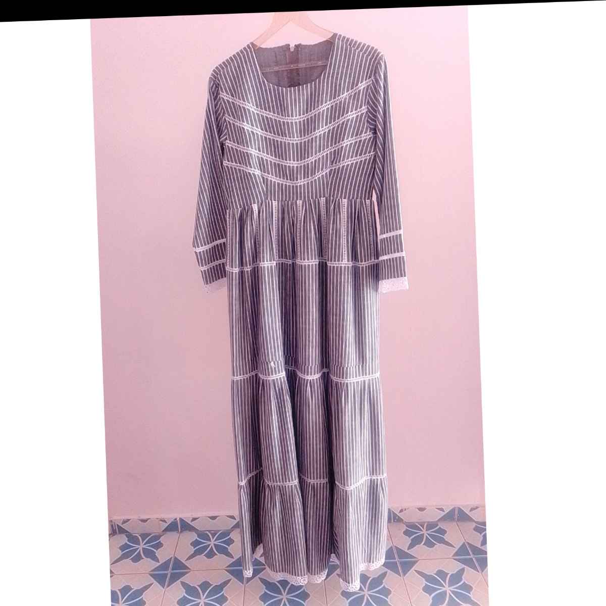 Robe longue en coton lin rayée gris et blanc