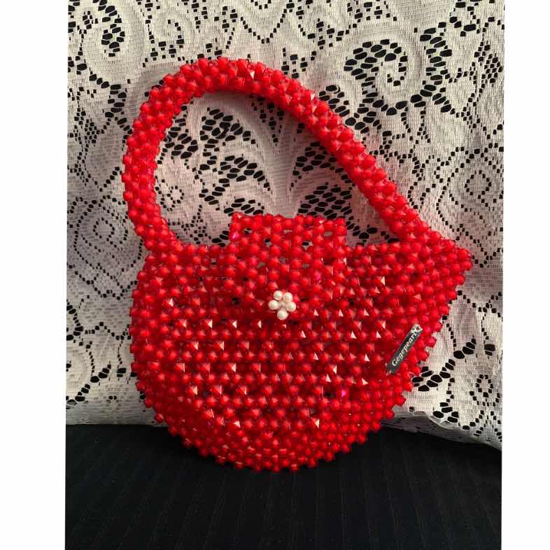 Sac rouge forme cœur en perles rouge