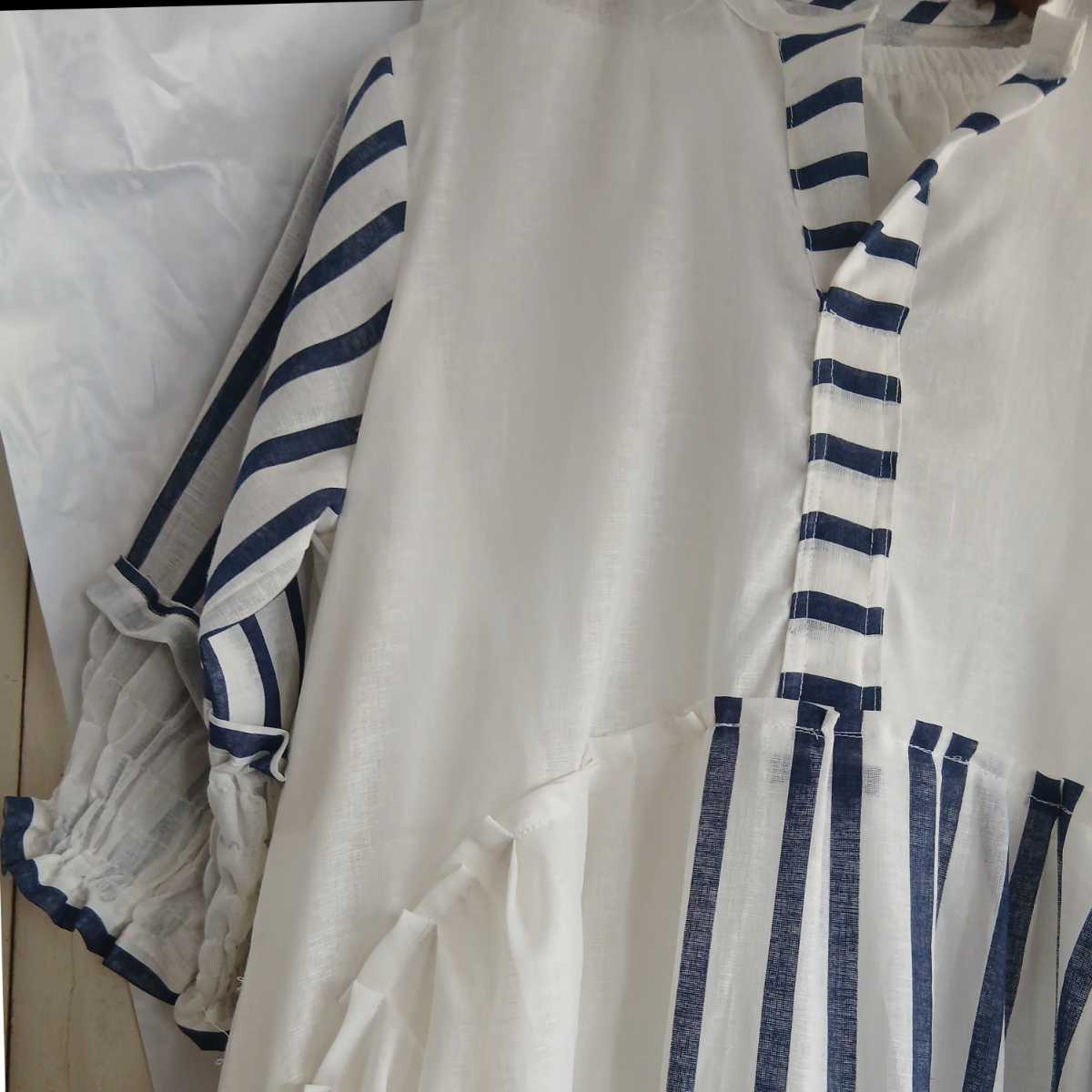 Robe chemisier coton femme blanche et bleue, élégante et fluide, col V