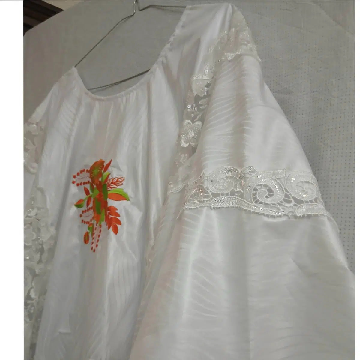 Boubou femme blanc brodé élégant, robe traditionnelle mariage broderie orange