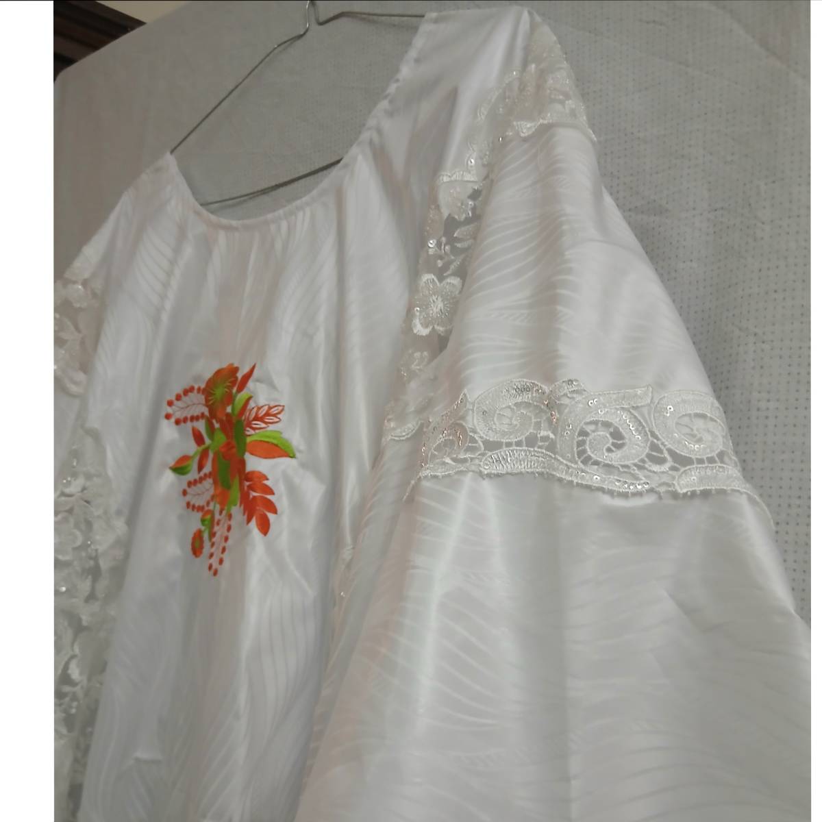 Boubou femme blanc brodé élégant, robe traditionnelle mariage broderie orange