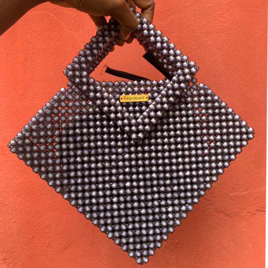 Sac en perles gris carré