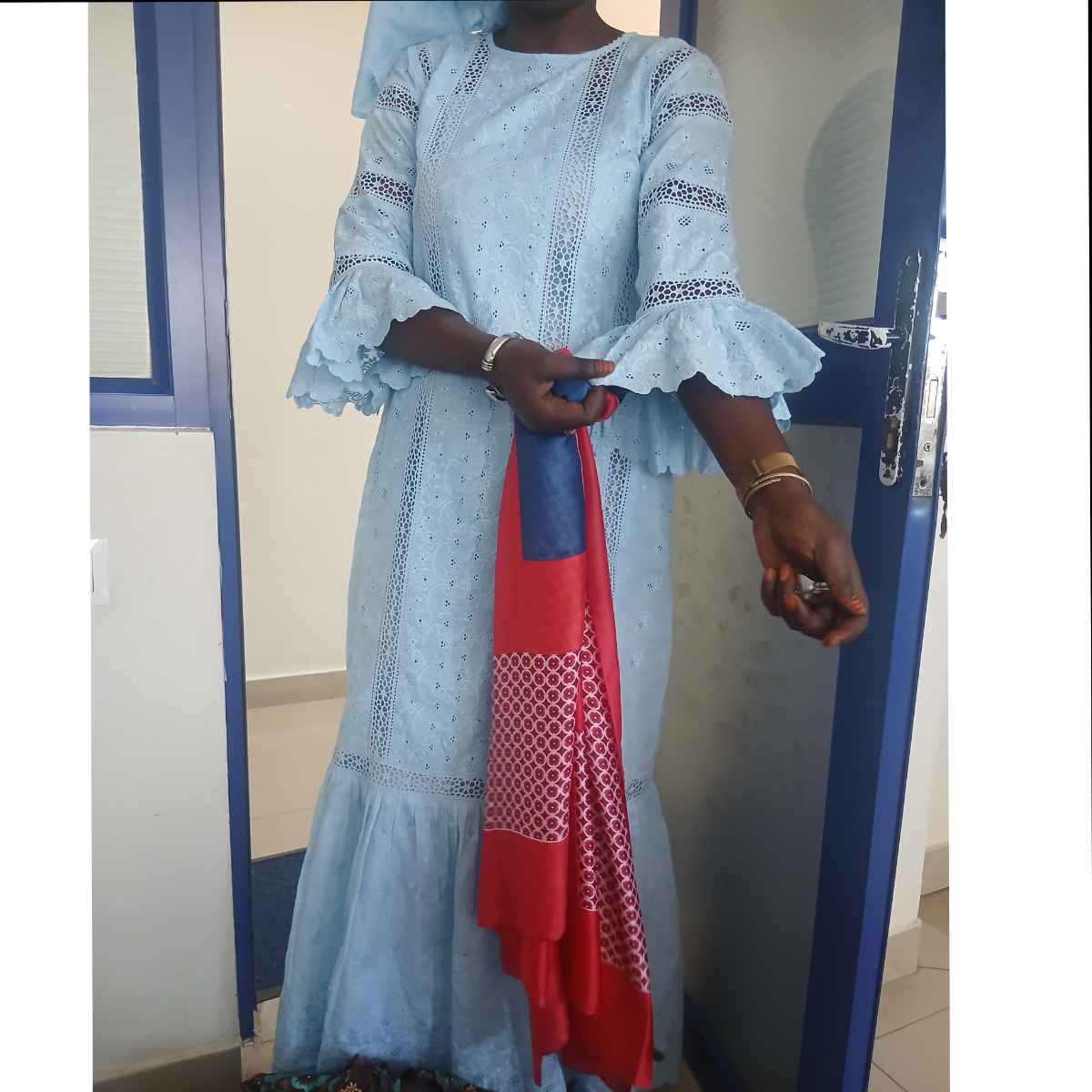 Robe brodée bleu femme bohème chic, manches volants, élégante et longue