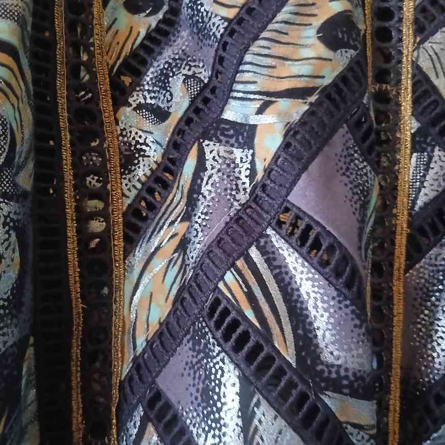 Robe wax femme élégante longue, motifs géométriques et dentelle noire