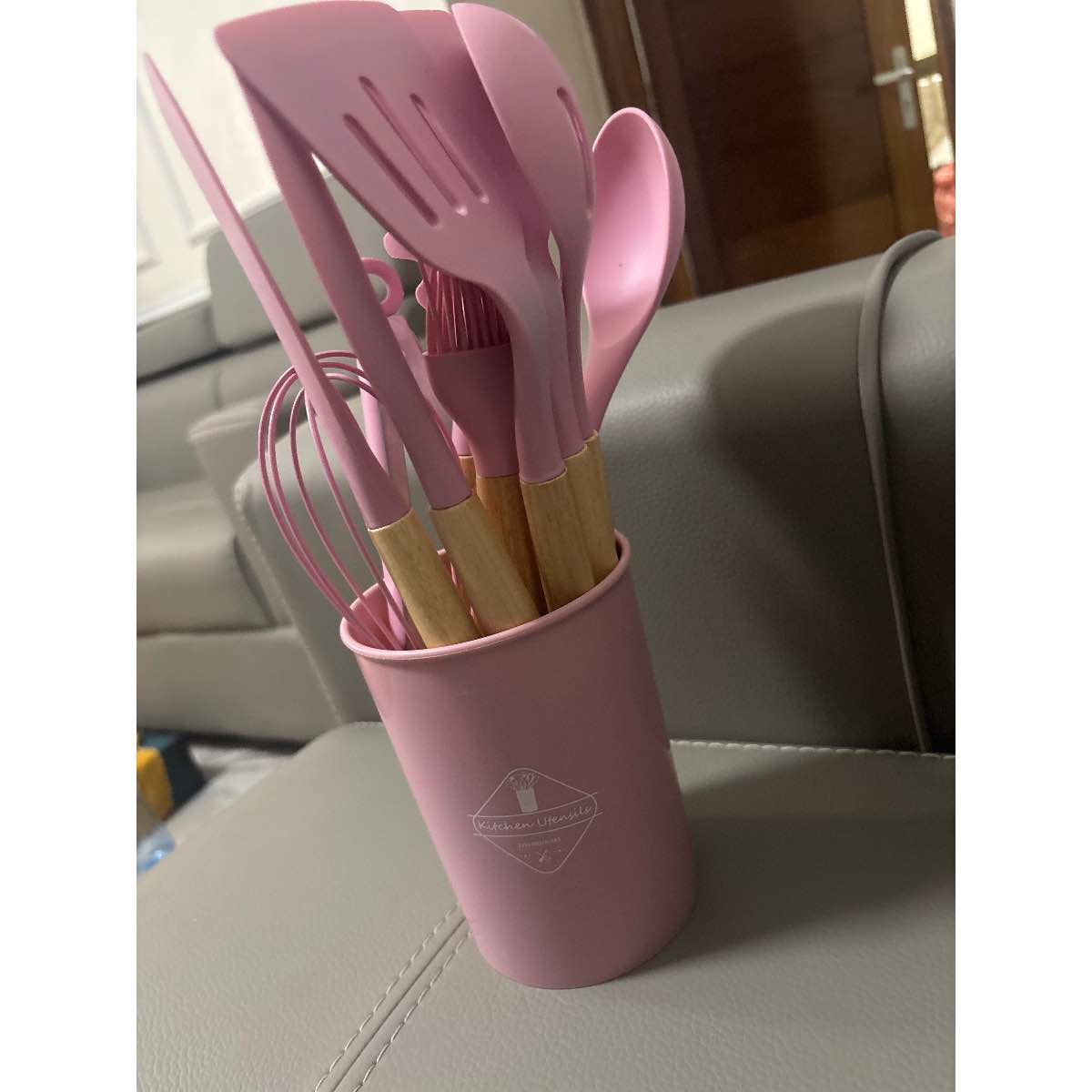 Ustensiles de cuisine en silicone rose et vert clair, set design et résistant