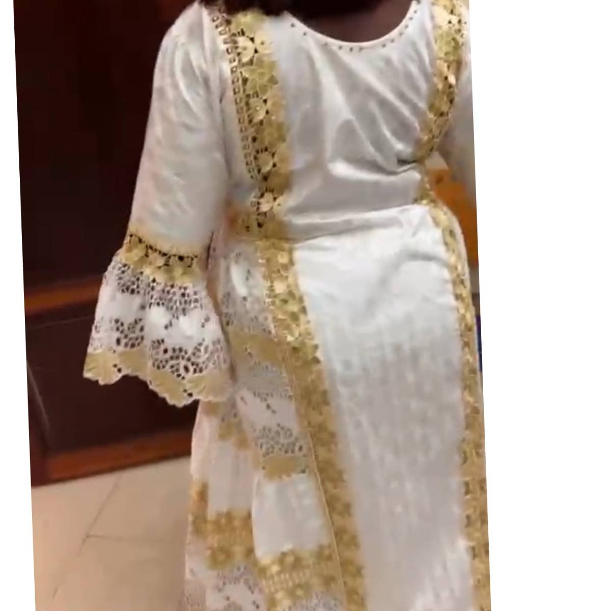Robe geztner avec broderies, brode et garnitures