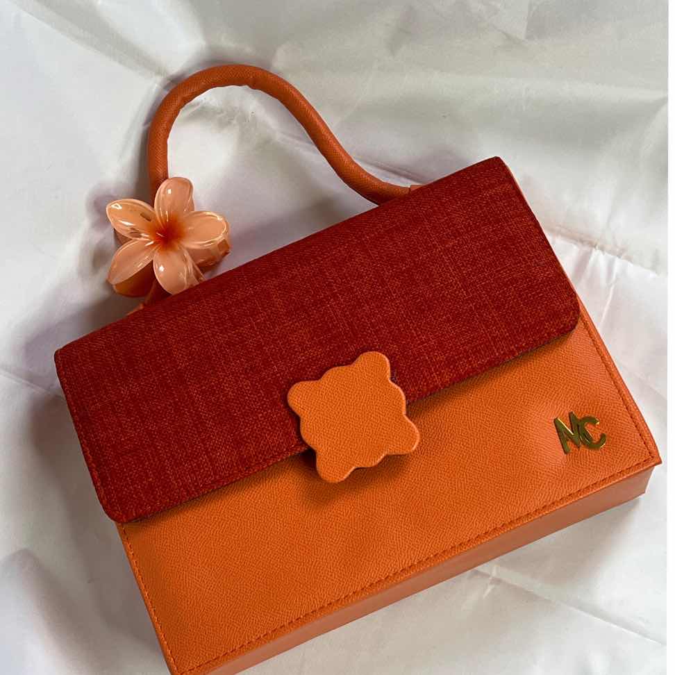Sac à bandoulière cuir femme marron élégant avec fleur, format quotidien