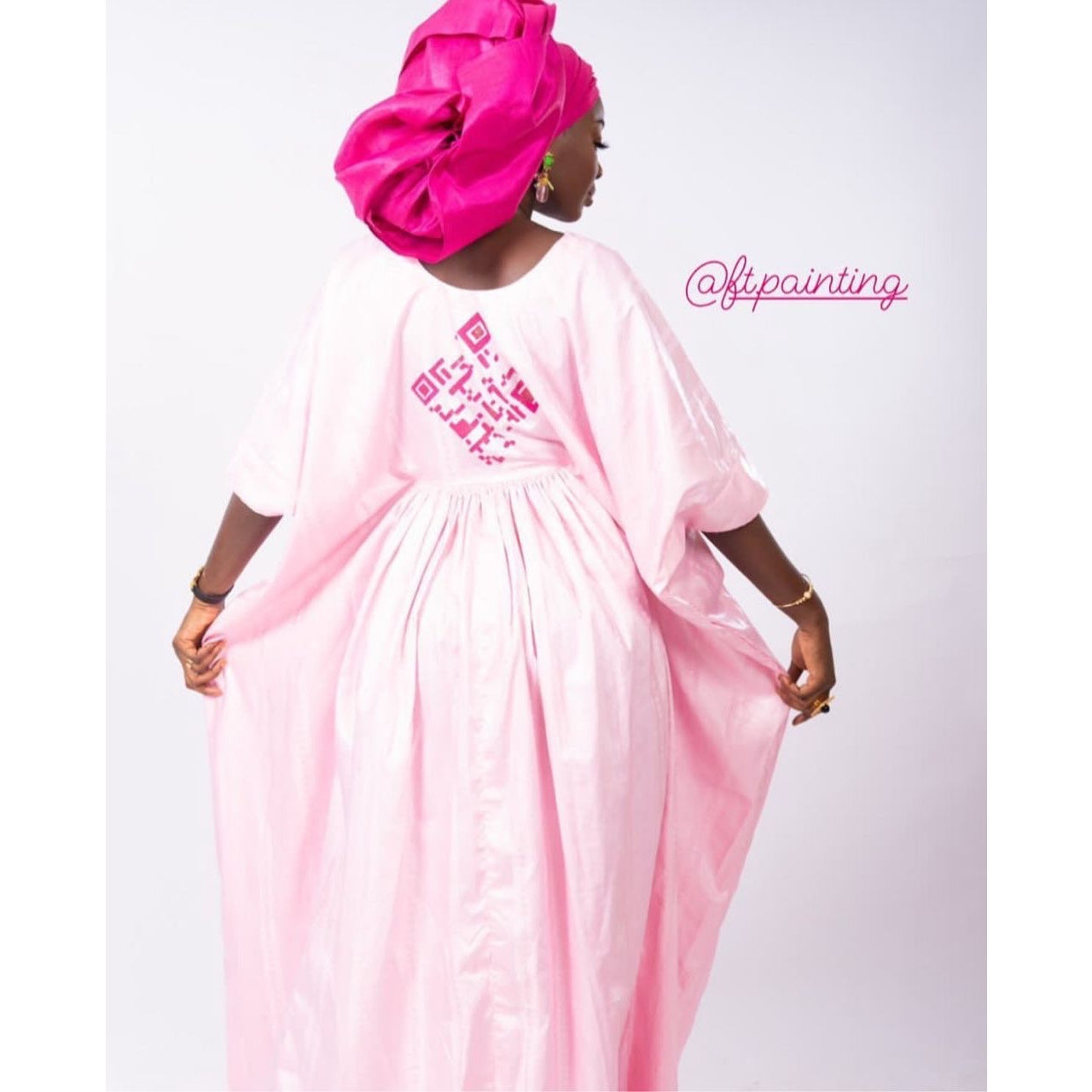 Ensemble boubou et foulard rose en bazin peint à la main