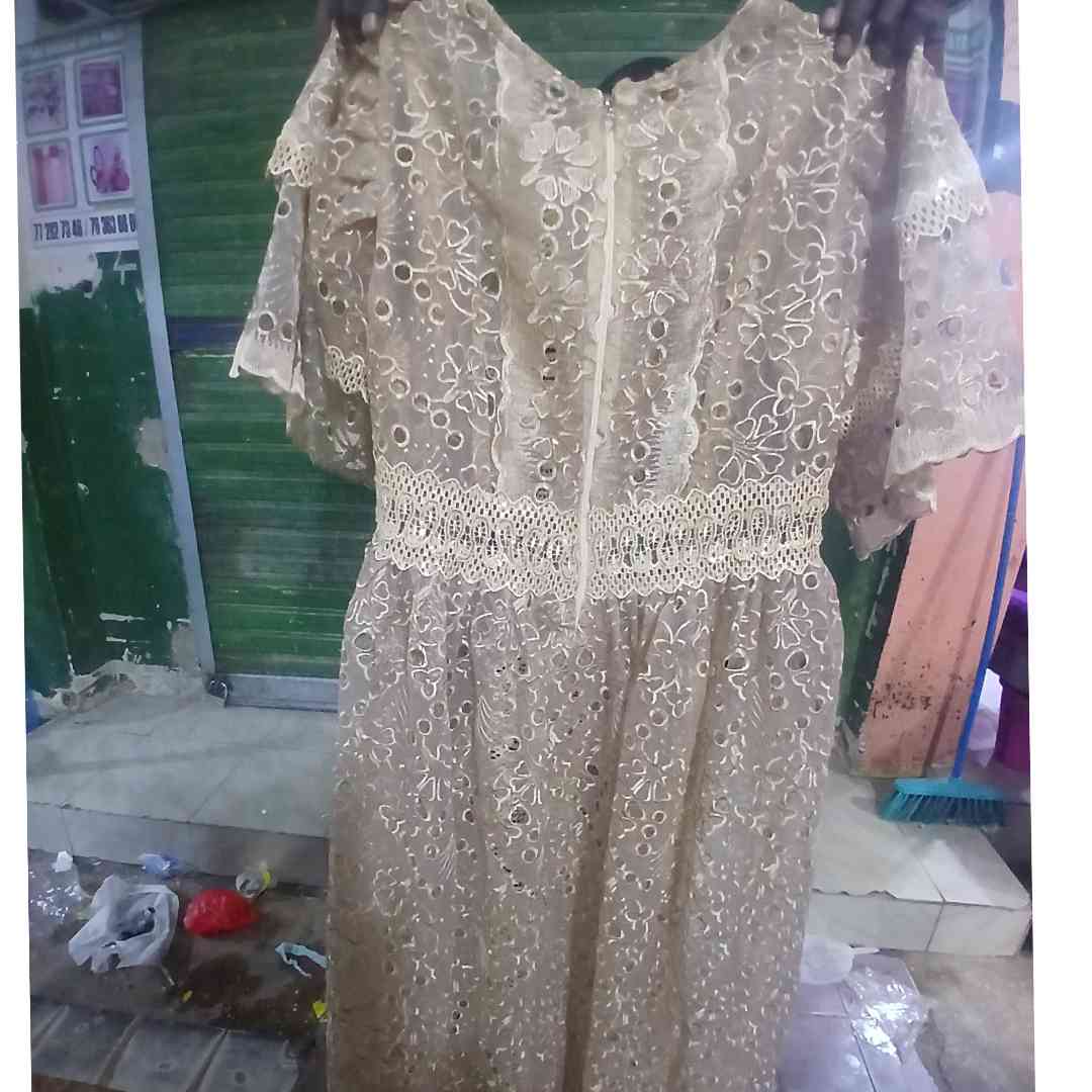 Robe marron élégante en dentelle beige pour un look irrésistible