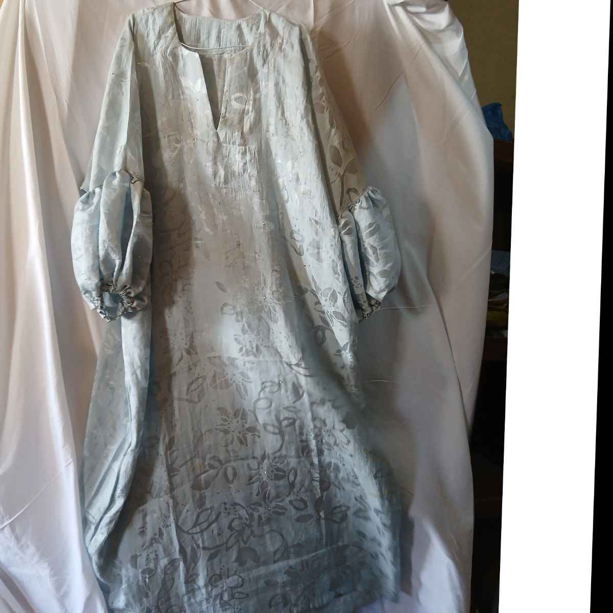 Robe tunique bohème en bleue avec fleurs grises