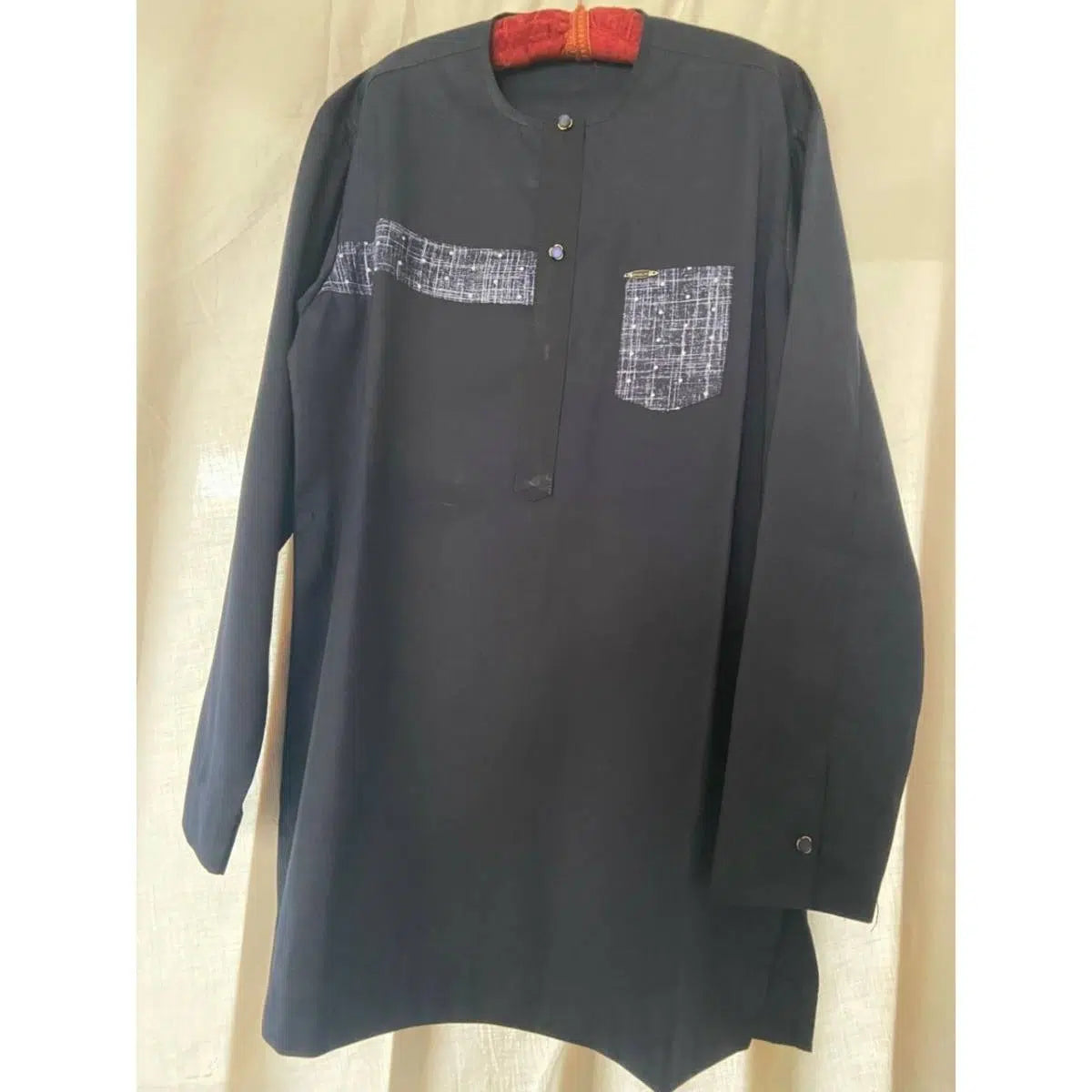 Chemise homme coton bleu de nuit moderne et élégante avec poche poitrine