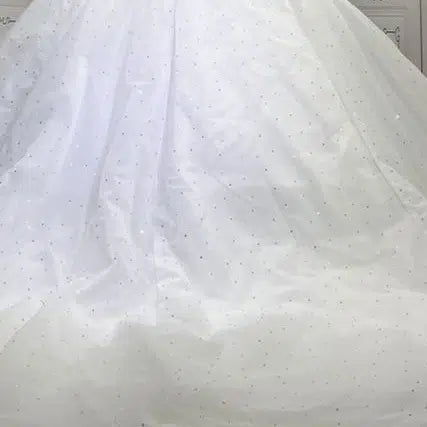 Robe princesse mariage blanc luxe, tulle et cristaux, jupe volumineuse élégante