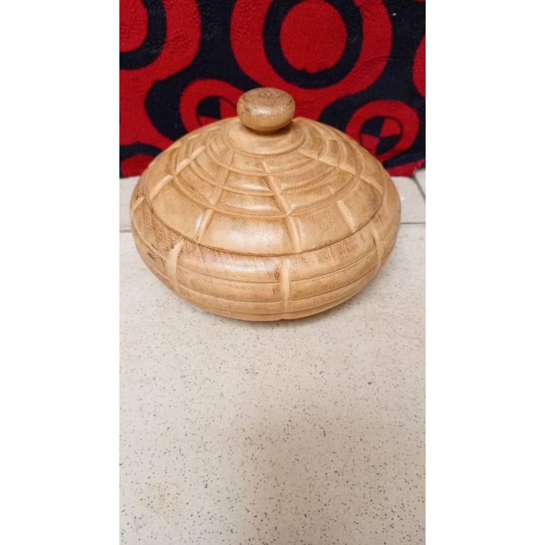 Bol en bois artisanal avec couvercle gravé main