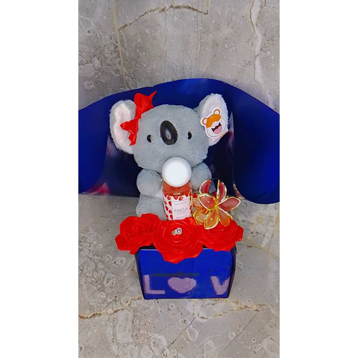 Coffret cadeau femme romantique : peluche koala, fleurs, parfum, luxe bleu