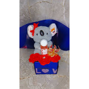 Coffret cadeau femme romantique : peluche koala, fleurs, parfum, luxe bleu