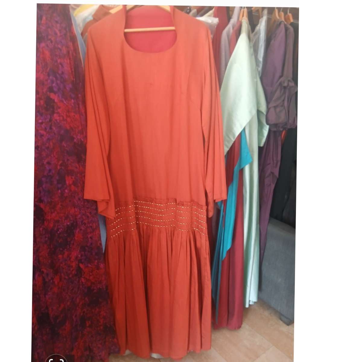 Robe orange perles dorées longue élégante femme chic et confortable