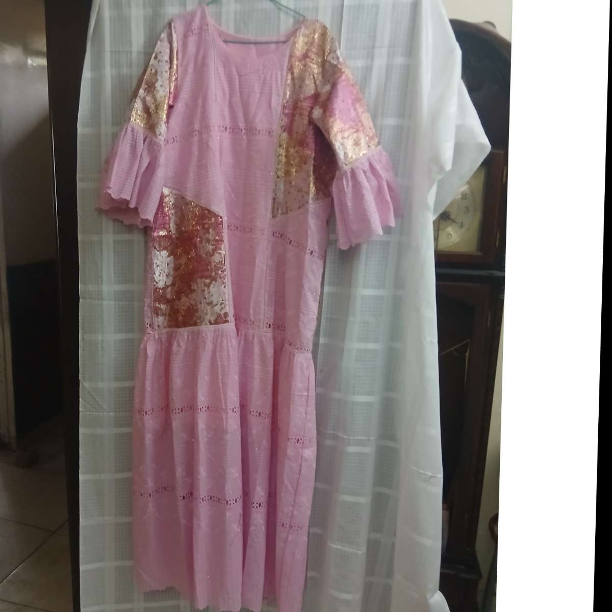Robe femme rose brodée en brocart, élégante et bohème chic, été