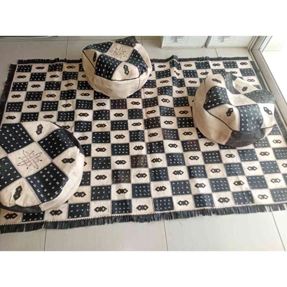 TAPIS ABDUJALIL/TAPIS EN CUIR TANNEE AVEC SES 3 POUFS
