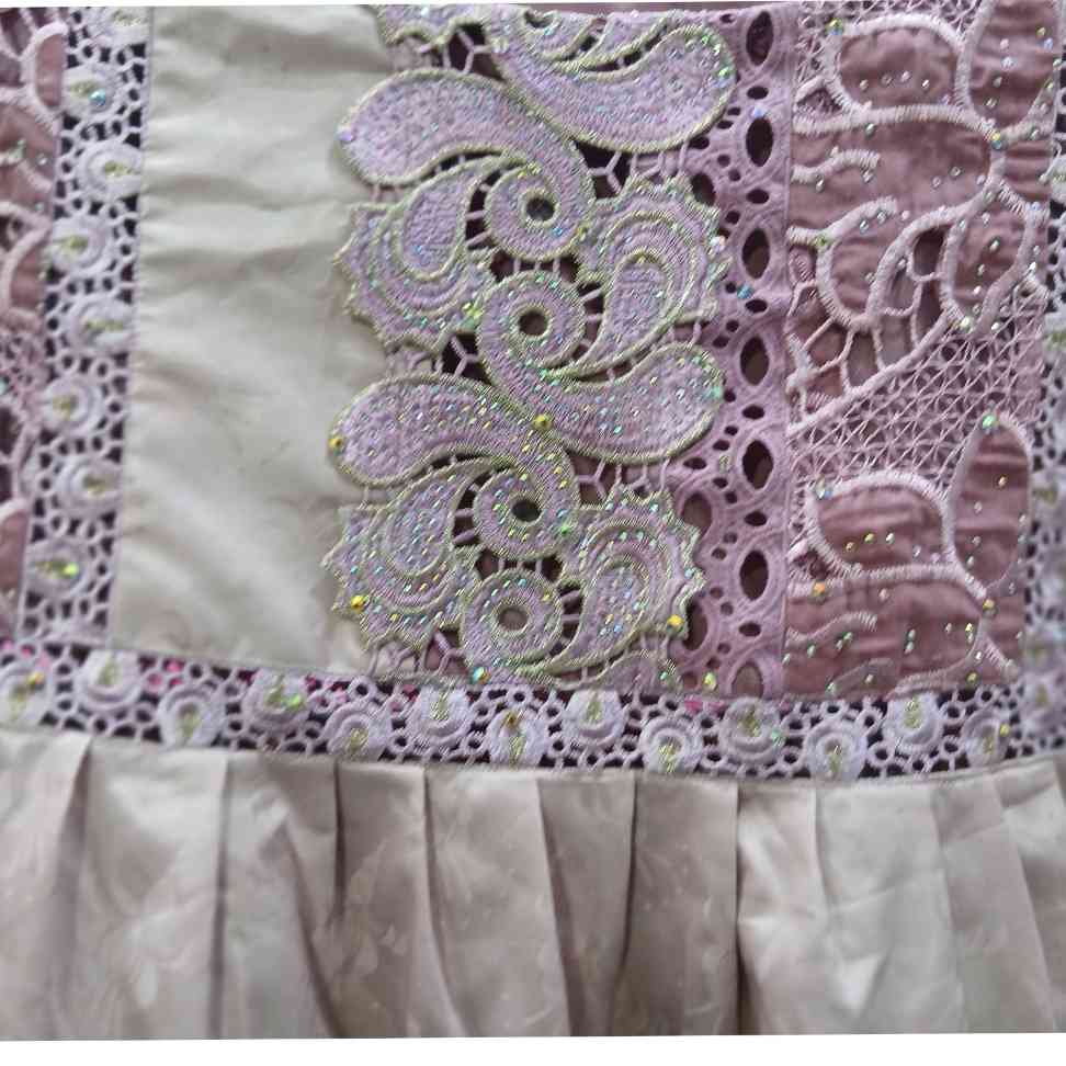 Robe dentelle champagne rose saumon élégance irrésistible