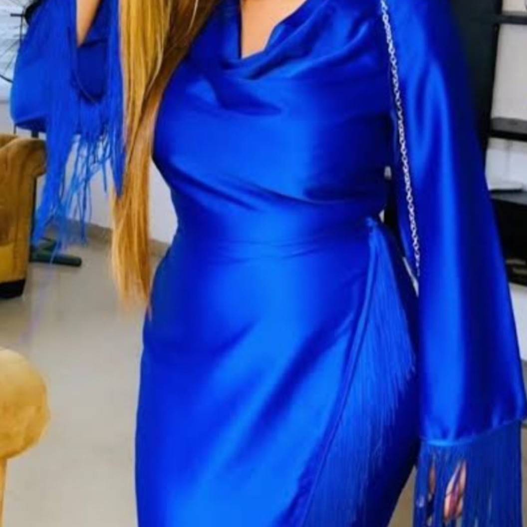 Robe femme soie bleu électrique élégante, manches longues et franges chic