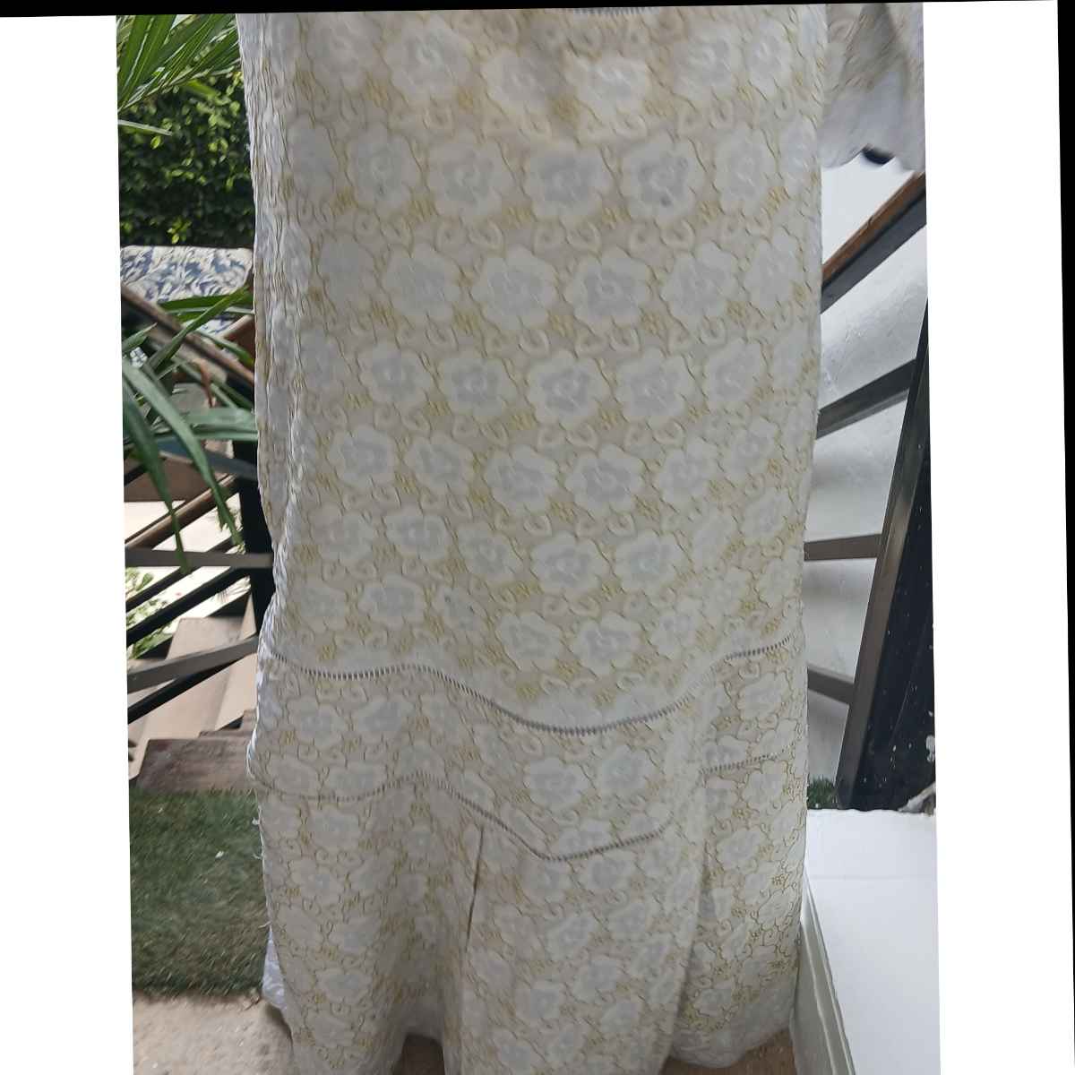 Robe femme brodée blanche fleurs dorées longue bohème chic élégante