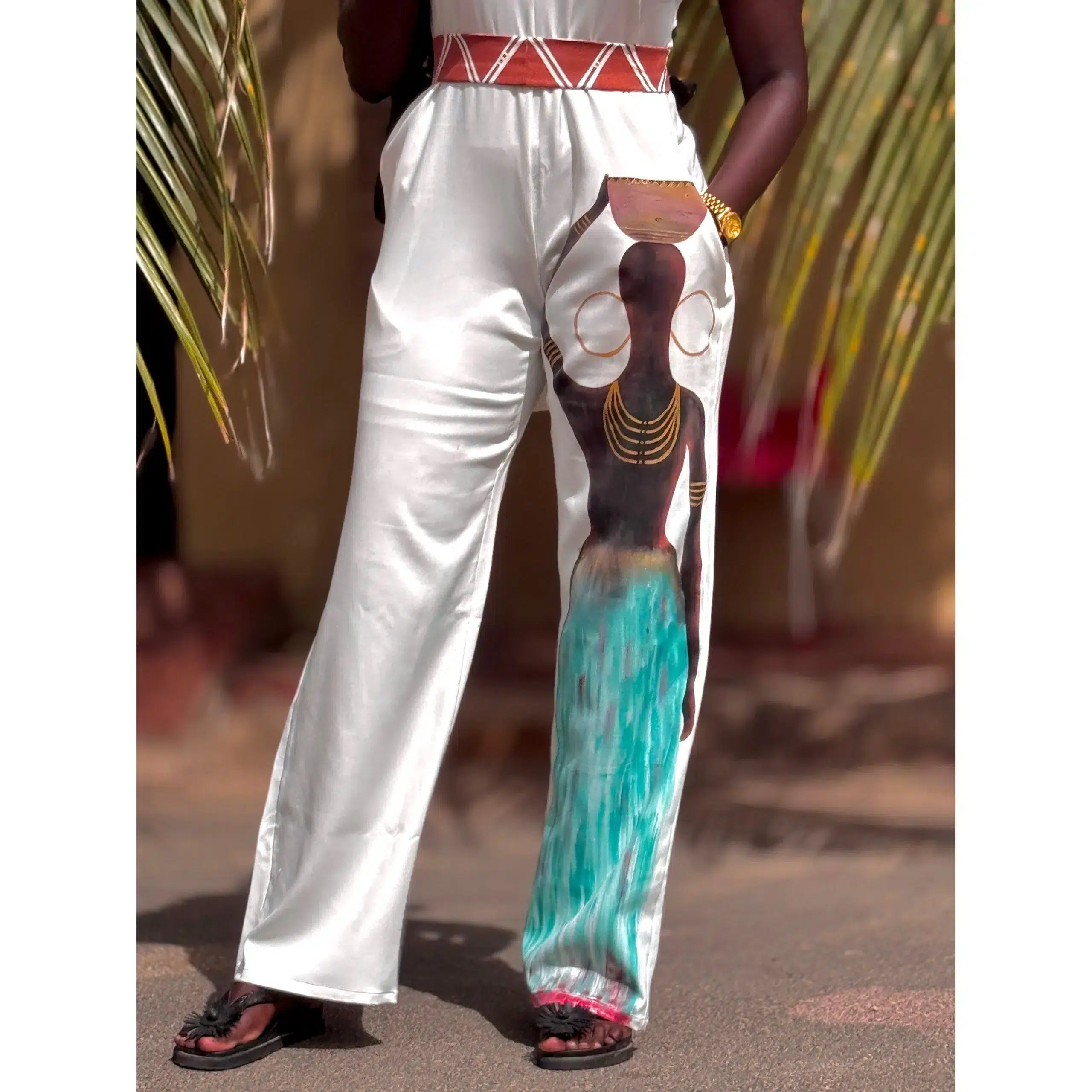 Combinaison blanche femme, ceinturée à l’africaine