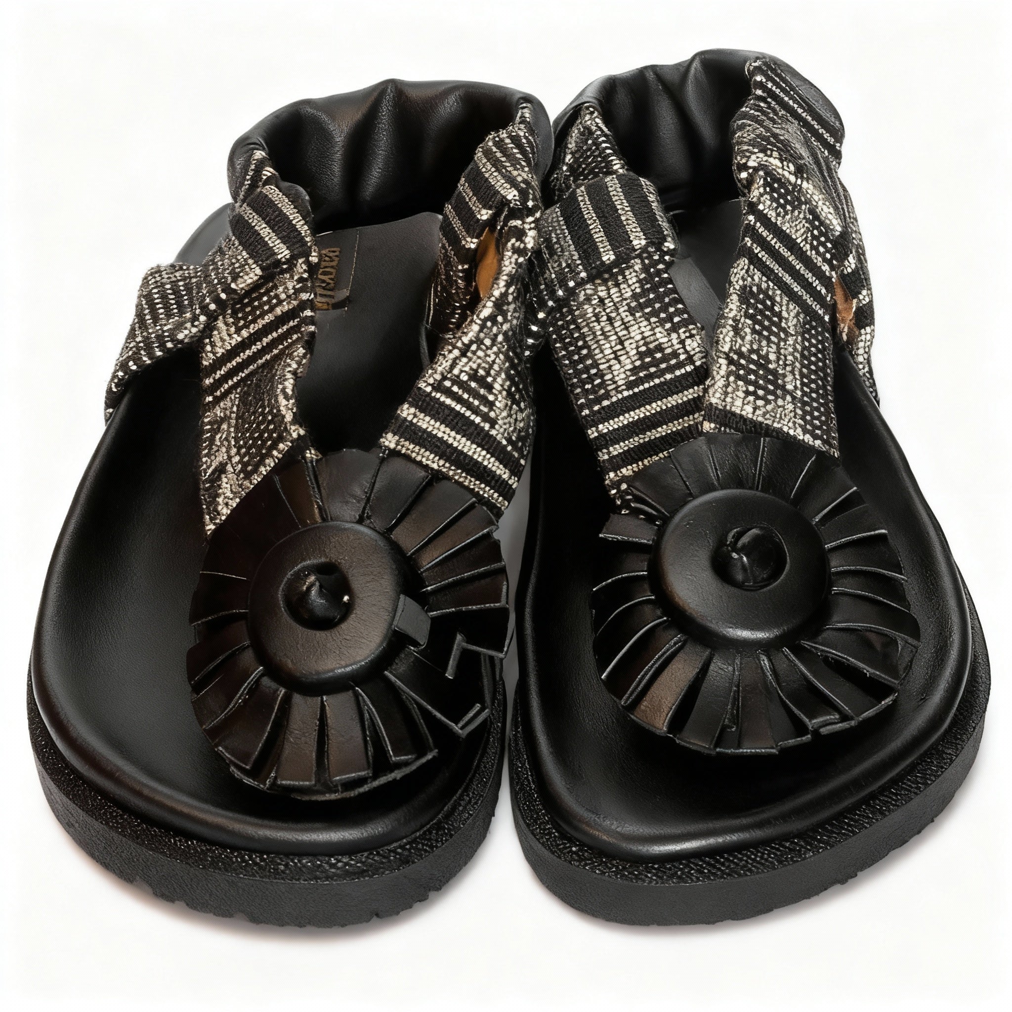 Chaussures enfant en cuir noir et pagne tissé (taille 37)