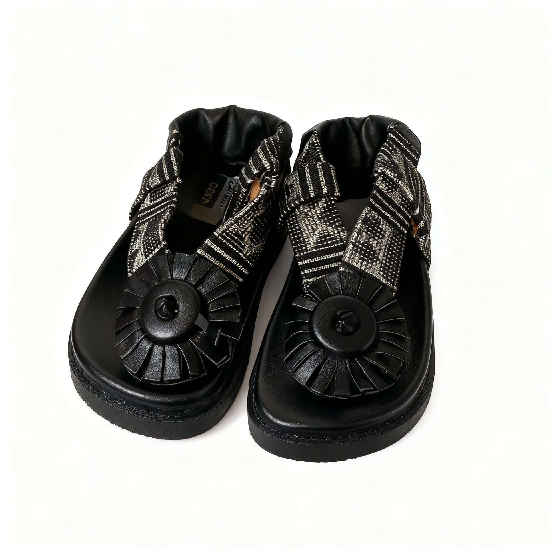 Chaussures enfant en cuir noir et pagne tissé (taille 37)