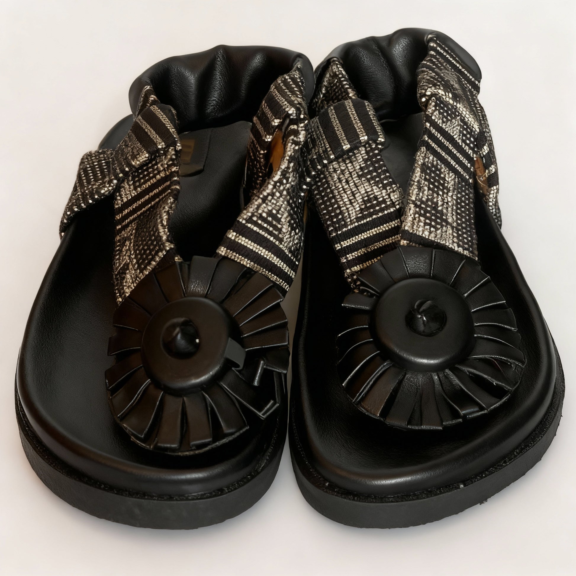 Chaussures enfant en cuir noir et pagne tissé (taille 37)