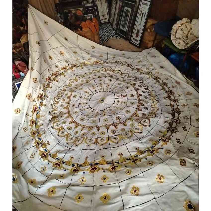 TAPIS SCHEHERAZADE BLANC DORÉE EN CUIR/Tapis cuir fait main blanc doré avec ses 4 poufs, design touareg artisanal luxe salon